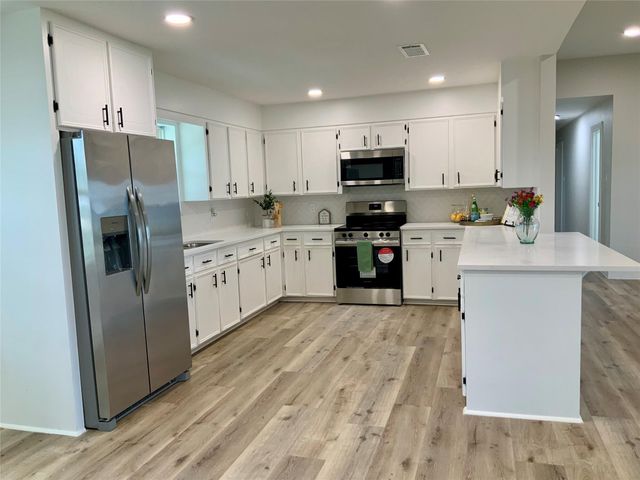 11703 Cherry Point Drive, Mont Belvieu, TX 77535