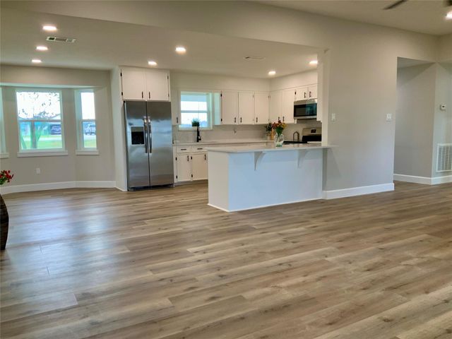 11703 Cherry Point Drive, Mont Belvieu, TX 77535