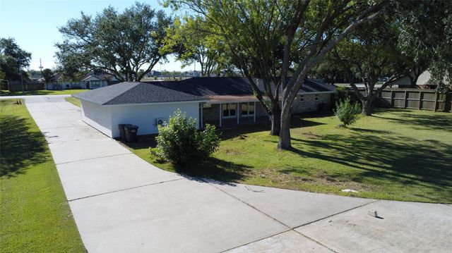 11703 Cherry Point Drive, Mont Belvieu, TX 77535