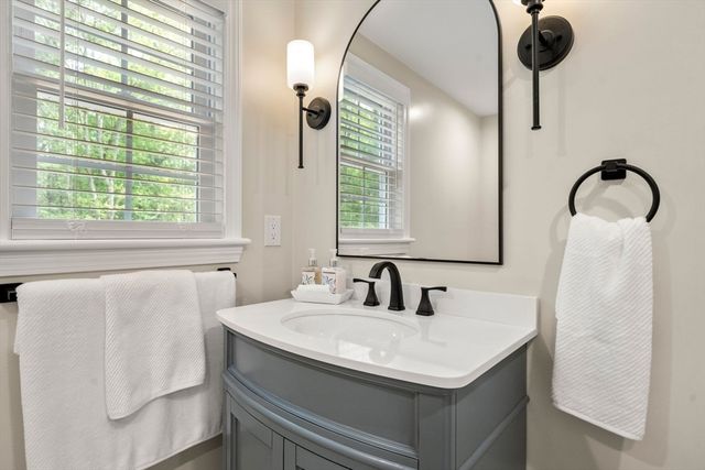 16 Churchill Rd, Plympton, MA 02367