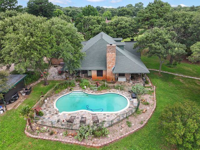 301 Ryan Avenue, Burleson, TX 76028