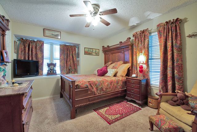 301 Ryan Avenue, Burleson, TX 76028