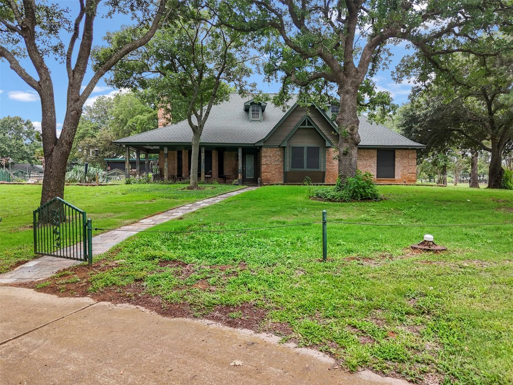 301 Ryan Avenue, Burleson, TX 76028