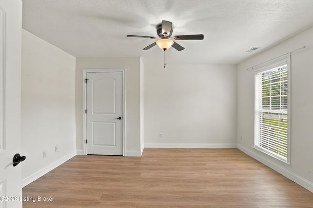 130 Cessna Ct, Taylorsville, KY 40071