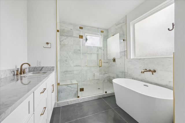 1034 W 17th Street B, Houston, TX 77008