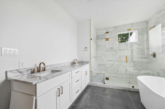 1034 W 17th Street B, Houston, TX 77008