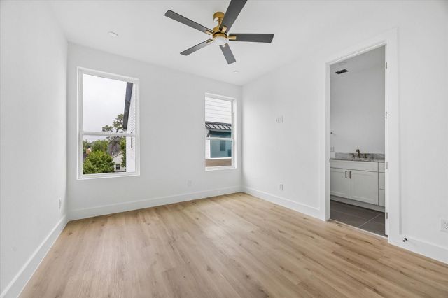 1034 W 17th Street B, Houston, TX 77008