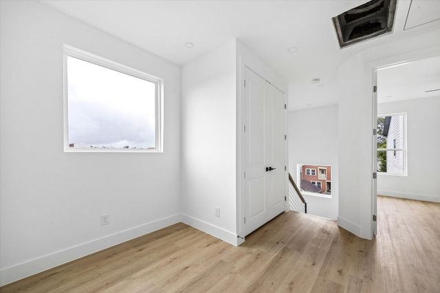 1034 W 17th Street B, Houston, TX 77008