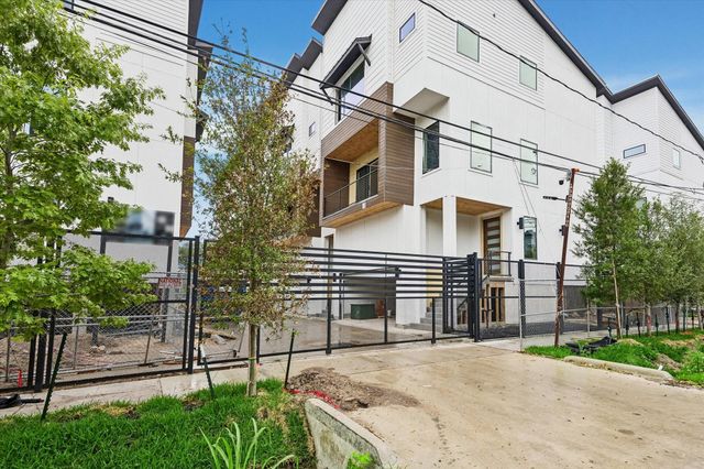 1034 W 17th Street B, Houston, TX 77008