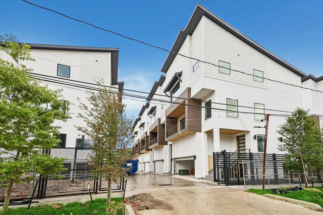 1034 W 17th Street B, Houston, TX 77008