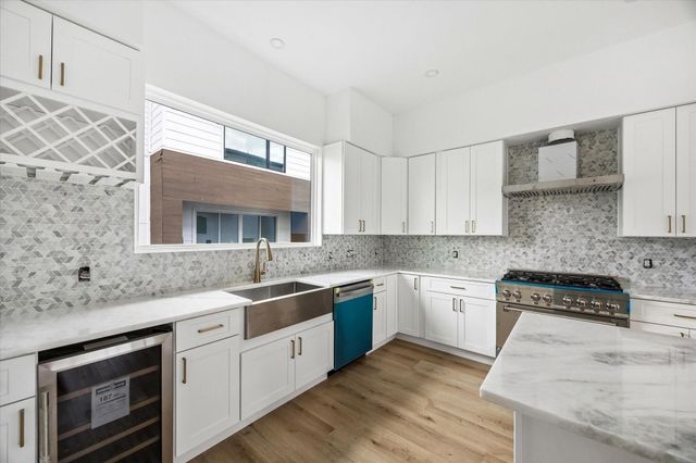 1034 W 17th Street B, Houston, TX 77008