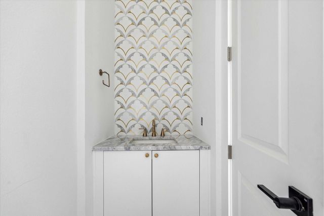 1034 W 17th Street B, Houston, TX 77008