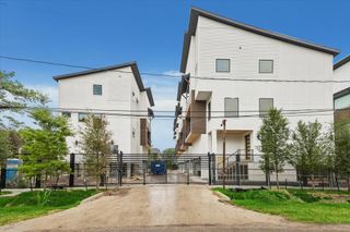 1034 W 17th Street B, Houston, TX 77008