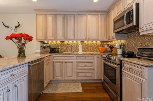 100 Baker Court 118, Island Park, NY 11558