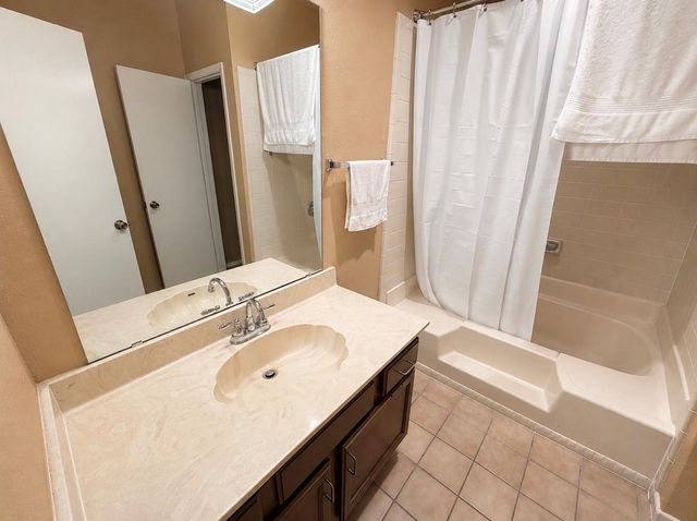 17659 Red Oak Drive 7659, Houston, TX 77090