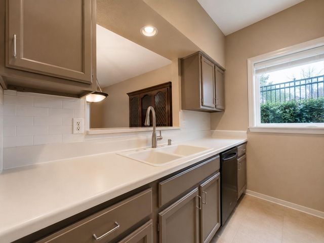 17659 Red Oak Drive 7659, Houston, TX 77090