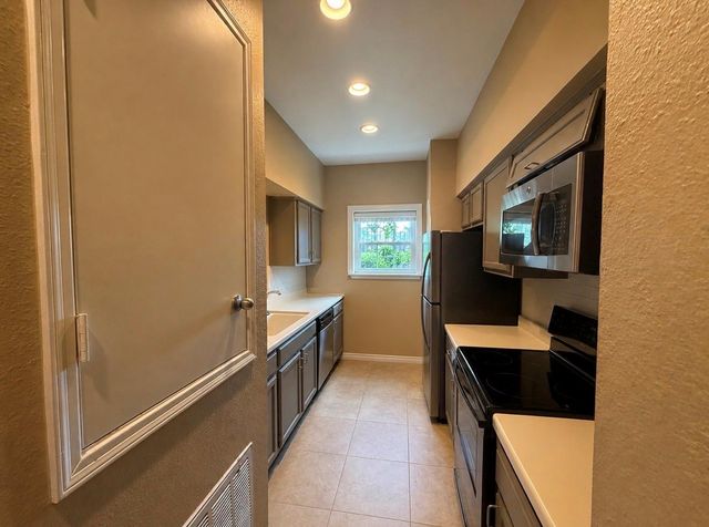 17659 Red Oak Drive 7659, Houston, TX 77090
