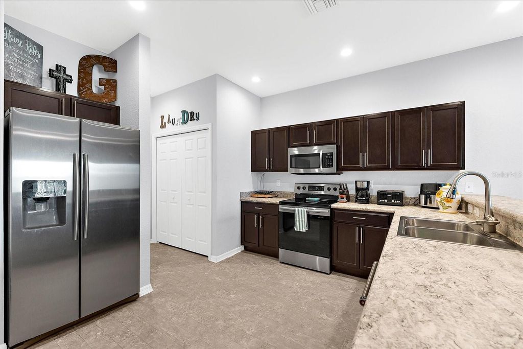 Image 14 of property listing at 4644 VIGNETTE WAY, Sarasota, FL 34240