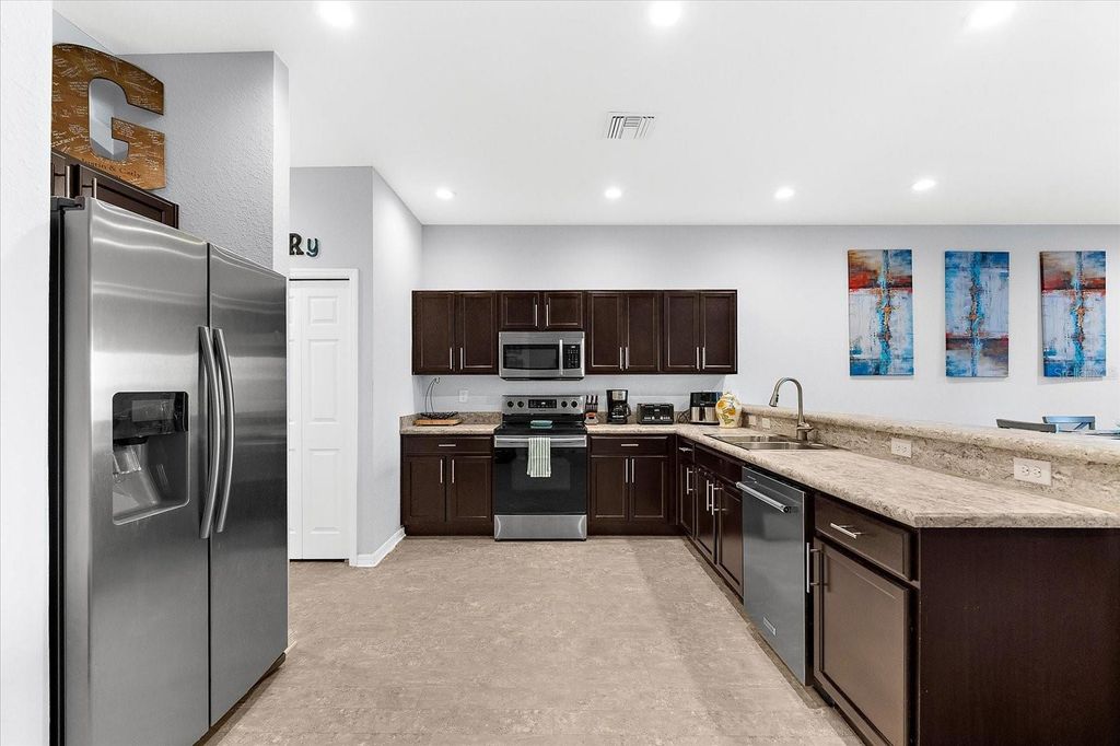 Image 8 of property listing at 4644 VIGNETTE WAY, Sarasota, FL 34240