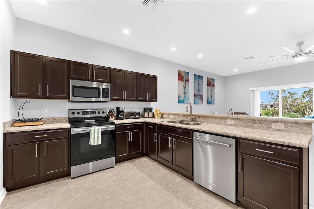 Image 9 of property listing at 4644 VIGNETTE WAY, Sarasota, FL 34240