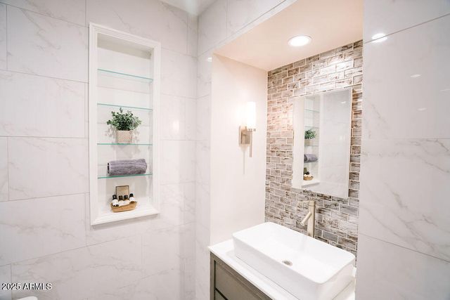 6705 E 1ST Avenue, Scottsdale, AZ 85251