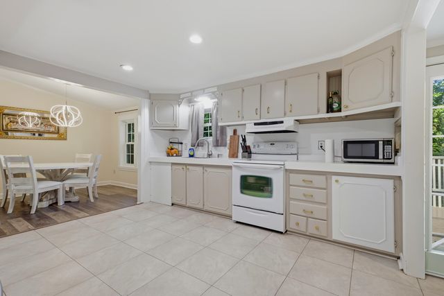 391 Di-Cindy Ln., Murrells Inlet, SC 29576