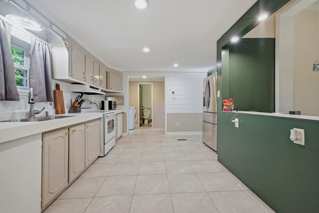 391 Di-Cindy Ln., Murrells Inlet, SC 29576
