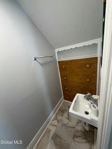 27 N McNab Avenue, Gloversville, NY 12078