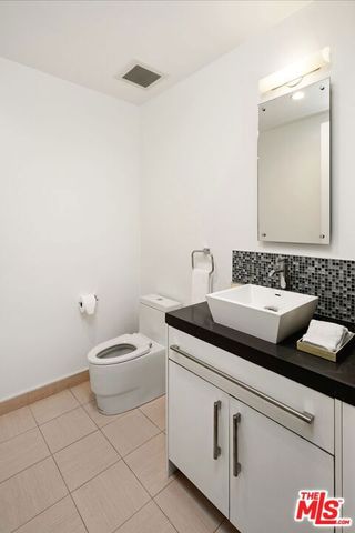 928 N Croft Avenue 301, Los Angeles, CA 90069