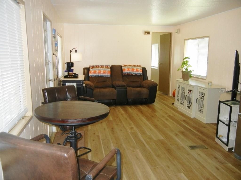 Image 12 of property listing at 212 RUE DE PONT, Tavares, FL 32778