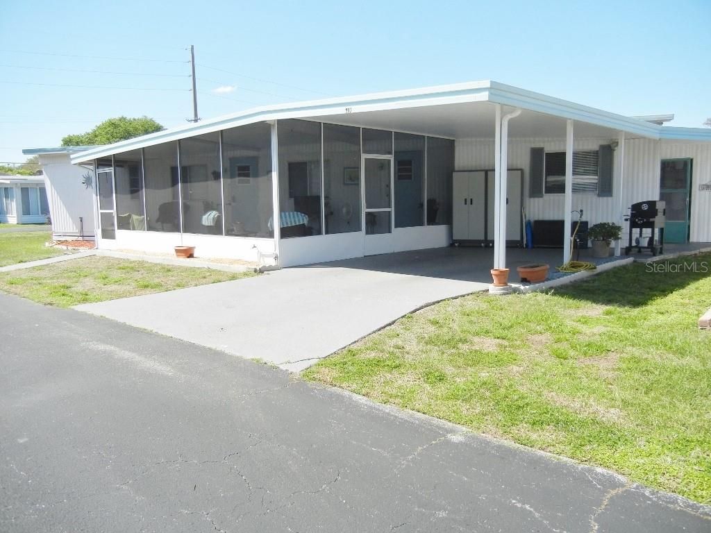 Image 3 of property listing at 212 RUE DE PONT, Tavares, FL 32778