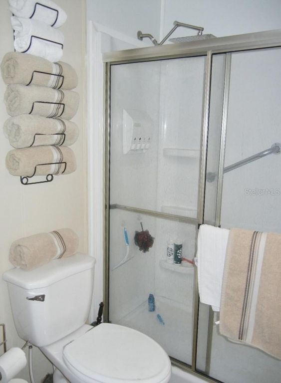 Image 21 of property listing at 212 RUE DE PONT, Tavares, FL 32778