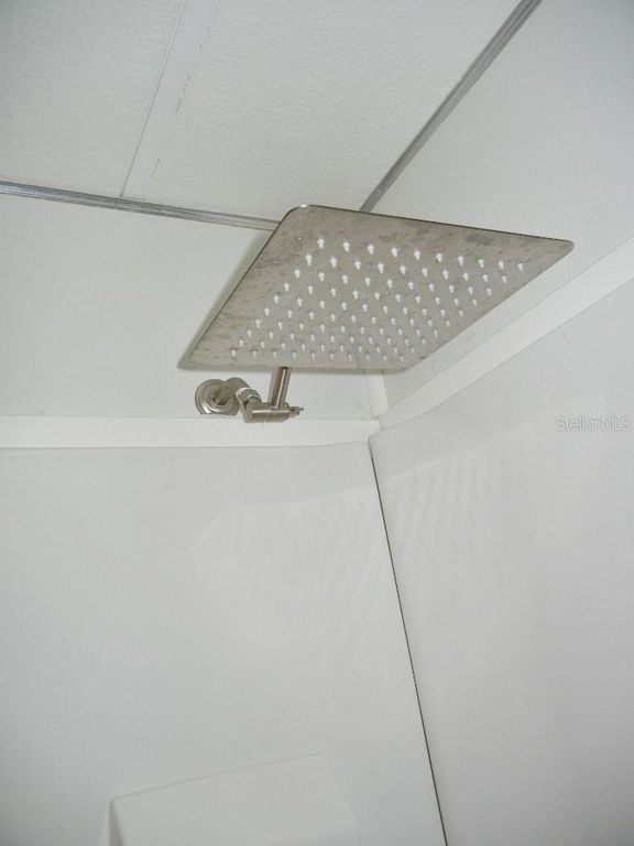 Image 22 of property listing at 212 RUE DE PONT, Tavares, FL 32778