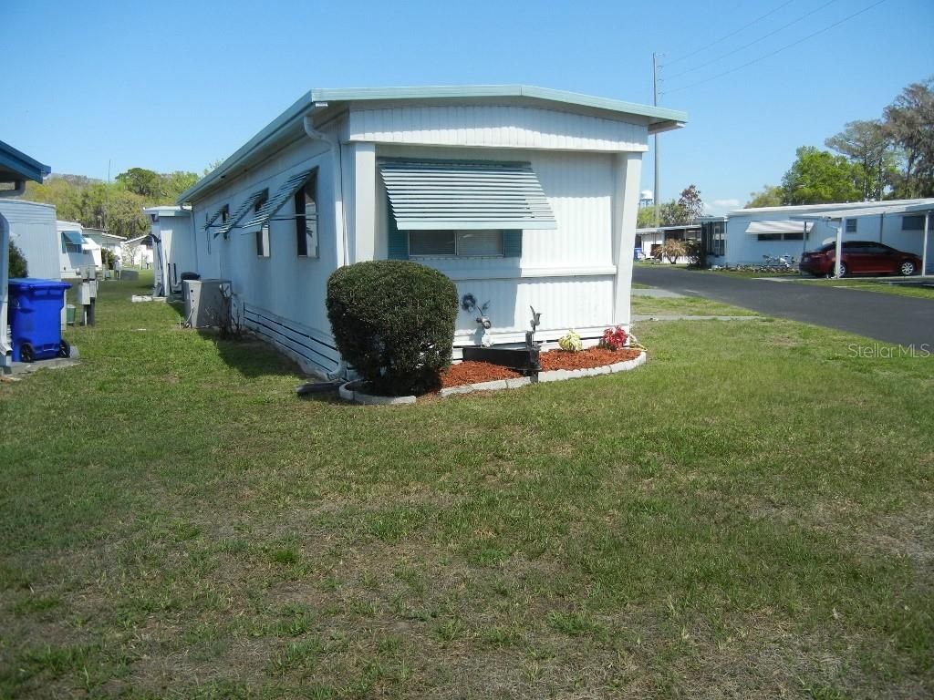 Image 32 of property listing at 212 RUE DE PONT, Tavares, FL 32778