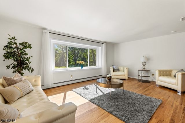 28 Deer Run Dr, Montgomery Twp., NJ 08502