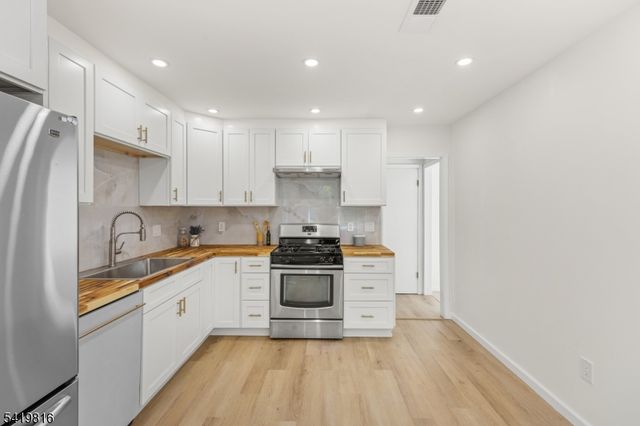 28 Deer Run Dr, Montgomery Twp., NJ 08502
