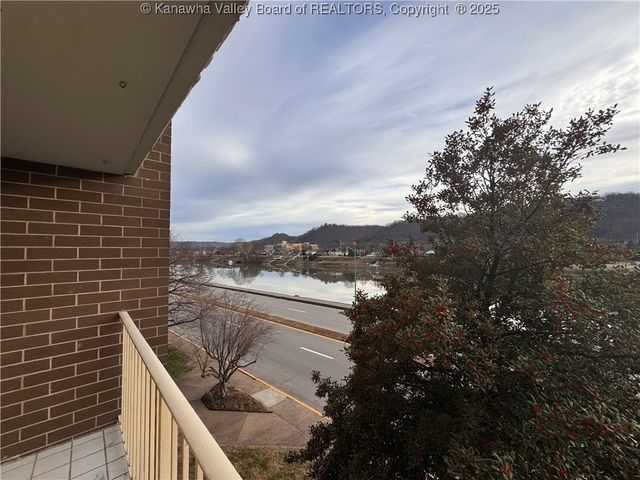 2106 Kanawha Boulevard E 312, Charleston, WV 25311