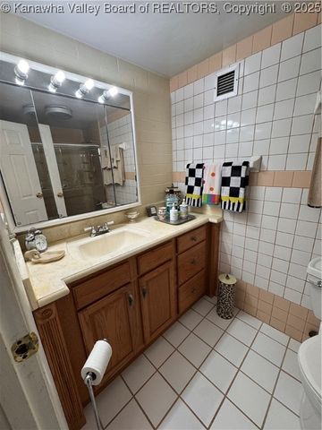 2106 Kanawha Boulevard E 312, Charleston, WV 25311