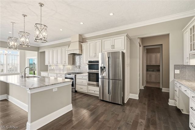 637 Lyonswood Drive, Hinckley, OH 44233