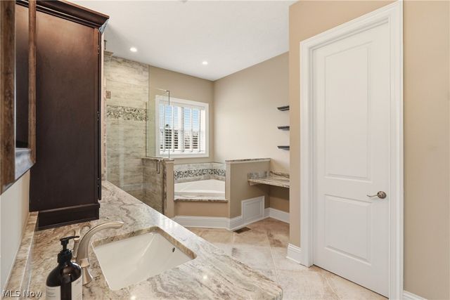 637 Lyonswood Drive, Hinckley, OH 44233