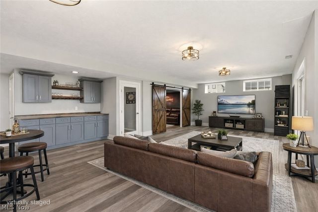 637 Lyonswood Drive, Hinckley, OH 44233