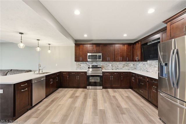 637 Lyonswood Drive, Hinckley, OH 44233