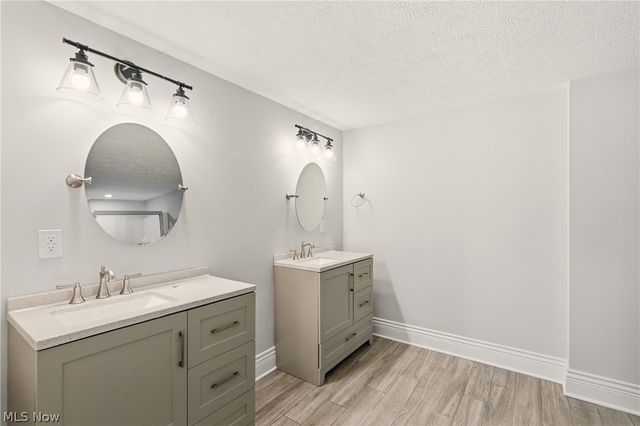 637 Lyonswood Drive, Hinckley, OH 44233