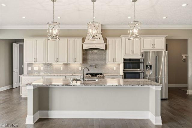 637 Lyonswood Drive, Hinckley, OH 44233