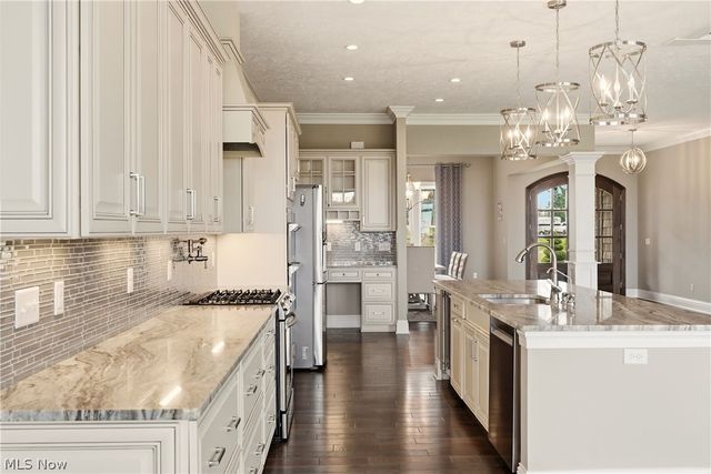 637 Lyonswood Drive, Hinckley, OH 44233