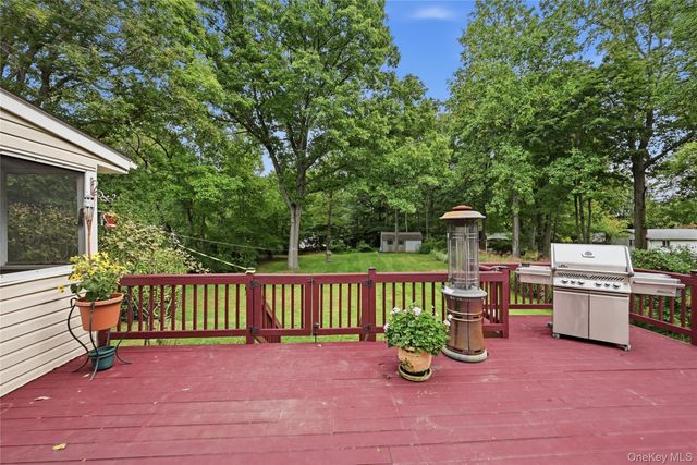 10 Albion Oval, Mahopac, NY 10541