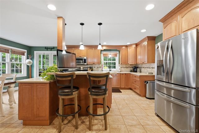 10 Albion Oval, Mahopac, NY 10541