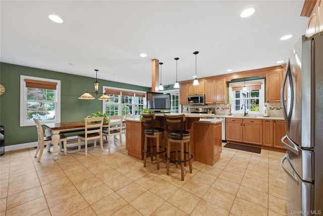 10 Albion Oval, Mahopac, NY 10541