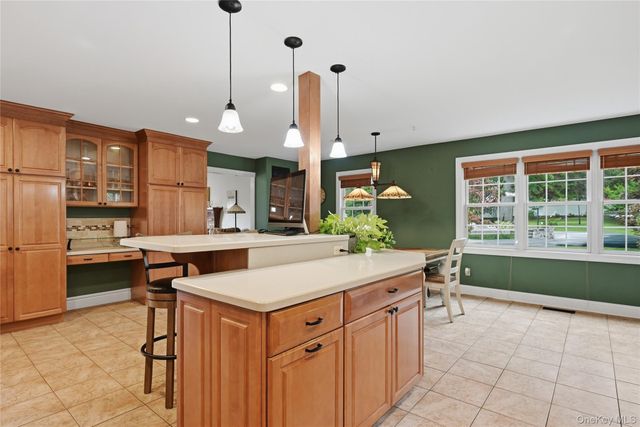 10 Albion Oval, Mahopac, NY 10541