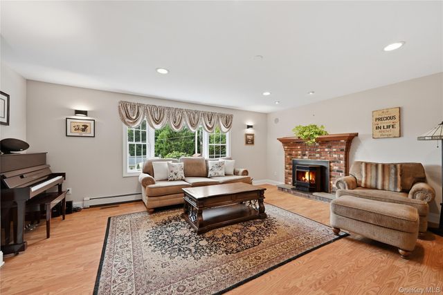 10 Albion Oval, Mahopac, NY 10541